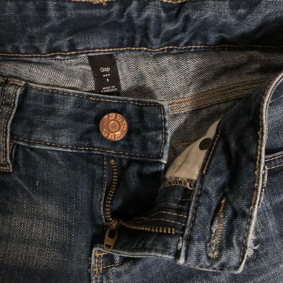 GAP Mid-Rise Dark Wash Distressed Shorts - Picture 3 of 5